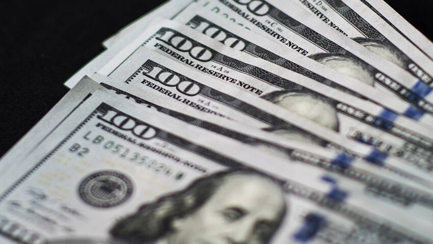 الدولار ينتعش حيث يهيئ اجتماع مجلس الاحتياطي الفيدرالي الوضع لتحقيق الأرباح ... 