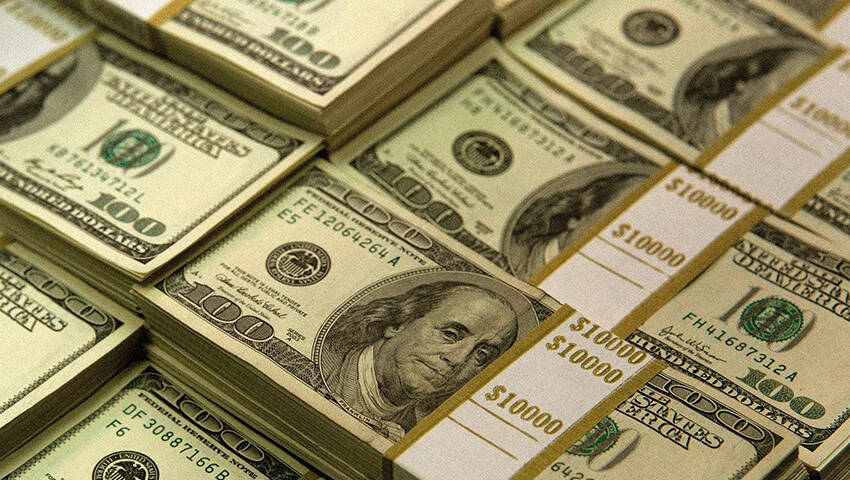 الدولار ينخفض بعد تخلي الفيدرالي عن لهجة التشديد